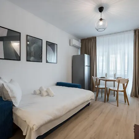 High-end With Panoramic View, Parking & Pool Apartment *